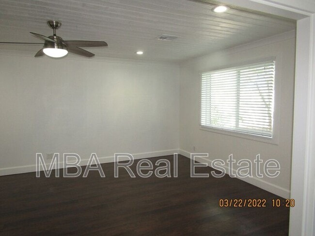 Building Photo - 2802 E Weldon Ave