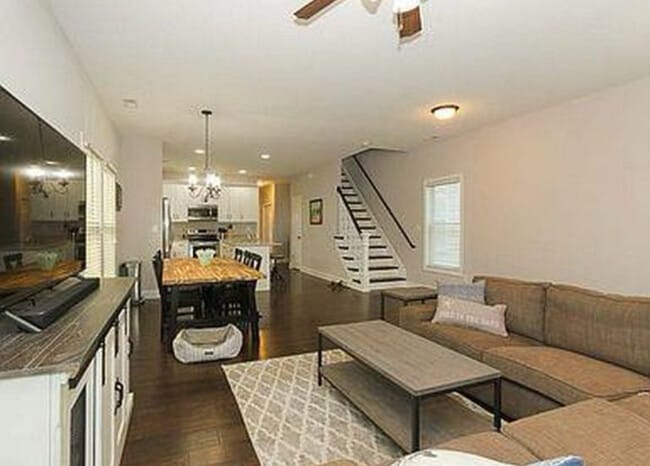 Building Photo - Sober living recovery house for men in Por...