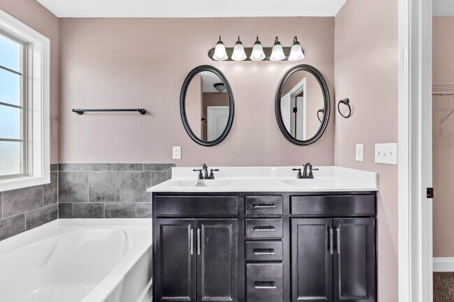 Building Photo - Close to Post and Move in Ready!