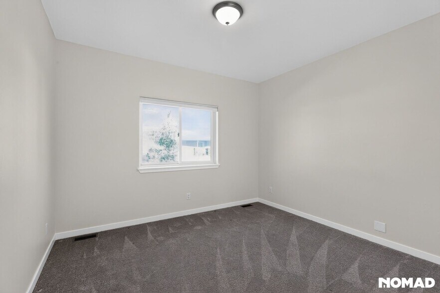 Building Photo - 910 Pilot Knob Ave