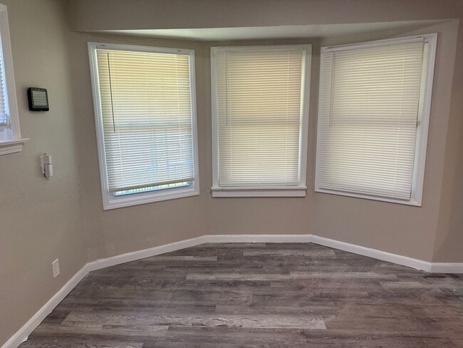 Building Photo - Renovated 4-Bedroom Home – We Welcome Sect...