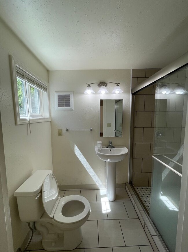 Building Photo - Awesome studio apt downtown with full kitc...