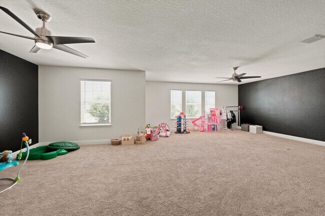 Building Photo - Spacious 6 Bedroom with Media Room!