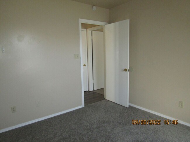 Building Photo - Very nice home located in the Rolling Hill...