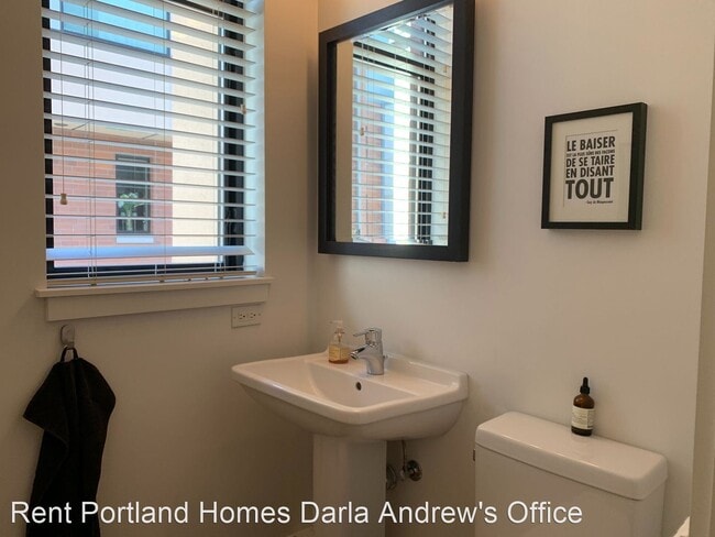 Building Photo - 1636 NW Riverscape St