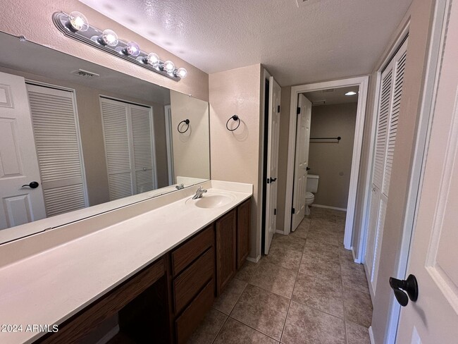 Building Photo - 16421 E Ashbrook Dr