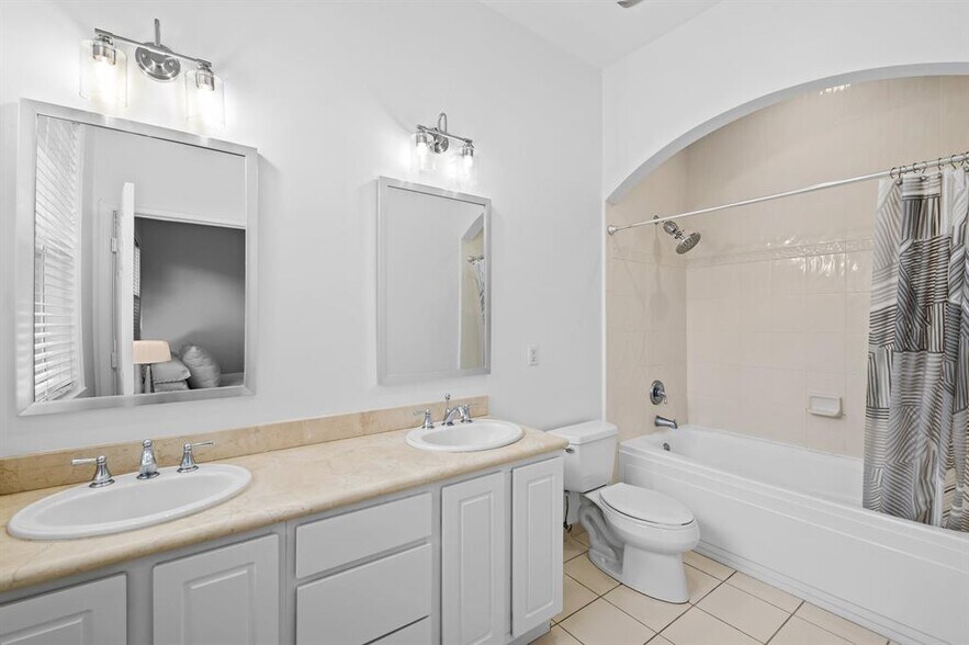 Building Photo - 515 SW 18th Ave