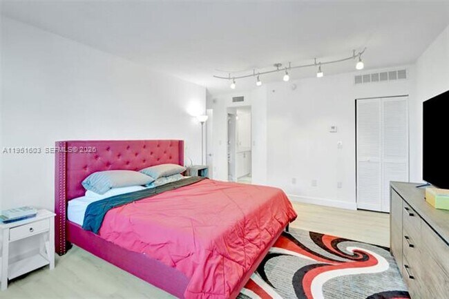 Building Photo - 7501 E Treasure Dr