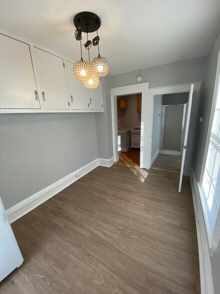 Studio Room - 1238 Memorial Ave