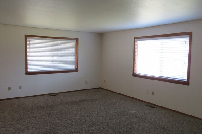 Building Photo - W. Victoria Ave, 482-496