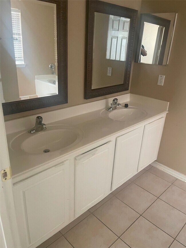 Building Photo - 5815 Vinemont Ln