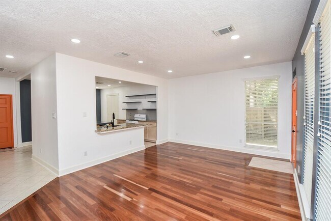 Building Photo - 138 Willowwood Cir