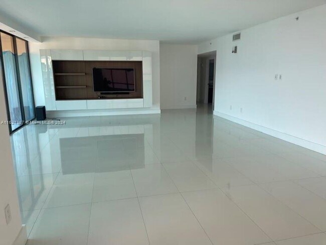 Building Photo - 11113 Biscayne Blvd