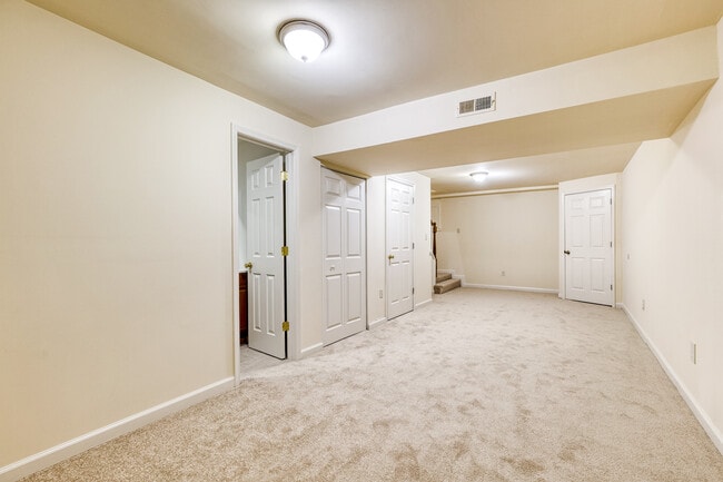 Building Photo - 625 Glynock Plz