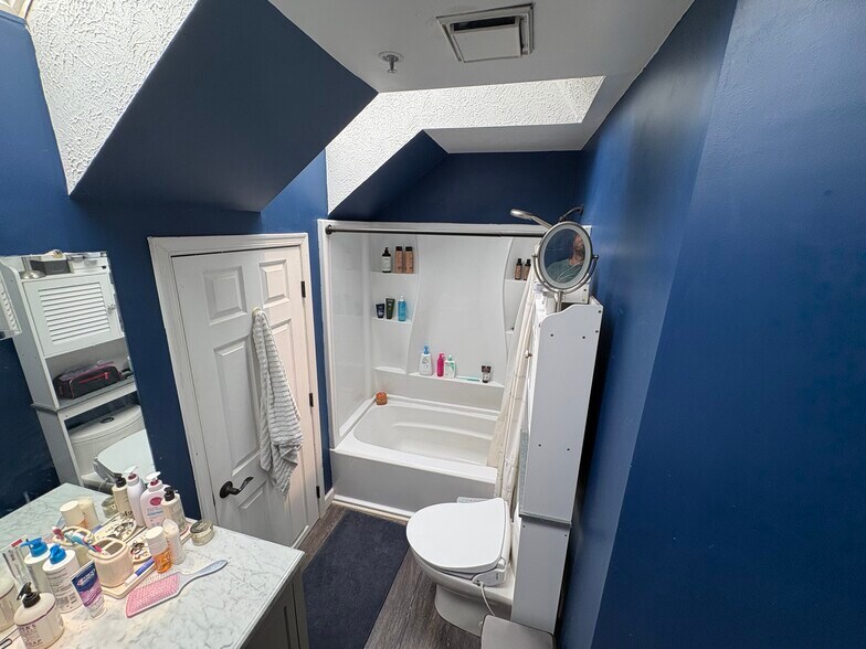 Building Photo - 638 Oakland Hills Dr