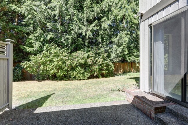 Building Photo - Amazing Bridle Trails 3BR 1.75BA Townhome ...