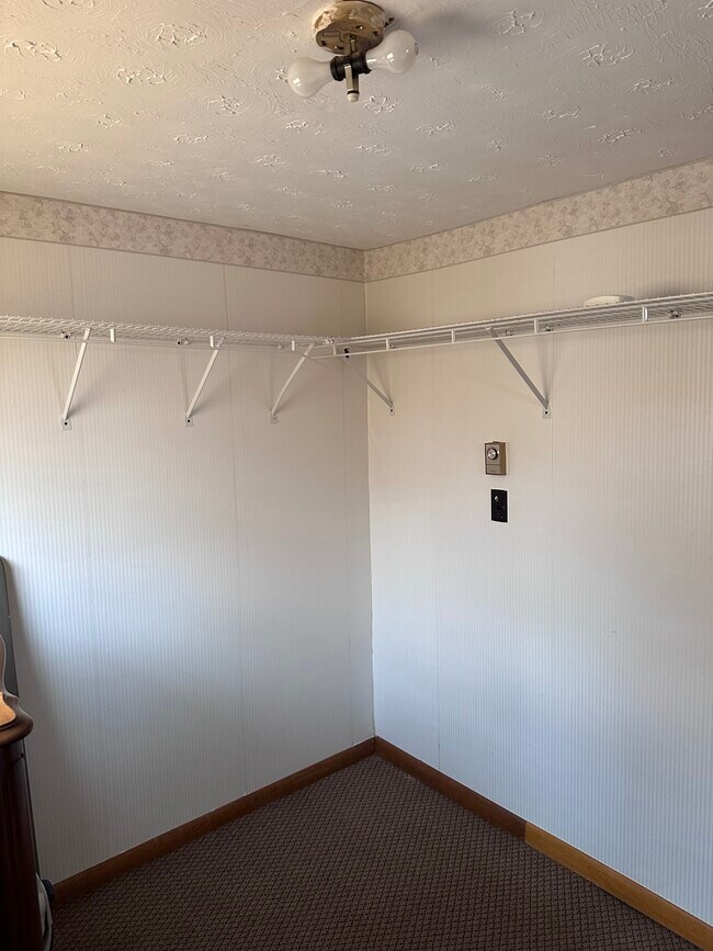 Building Photo - Walnut St.