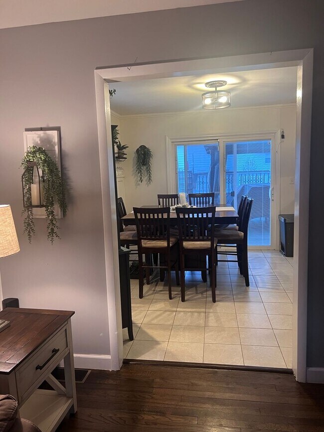 Building Photo - 724 Anna Pl