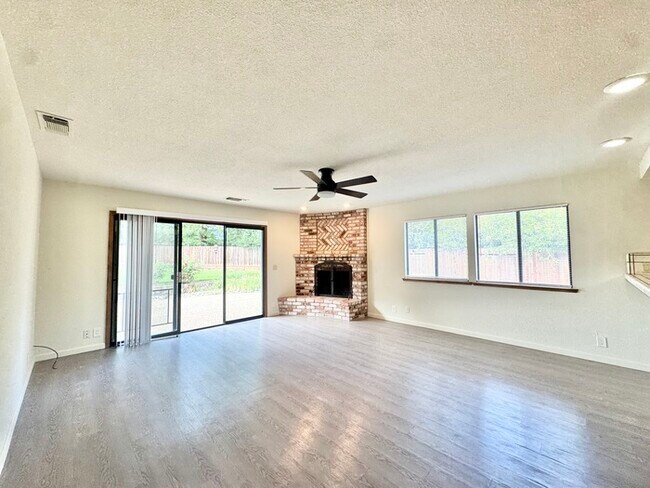 Building Photo - Stunning 3 bedroom 2.5 bathroom home in Folsom with large backyard