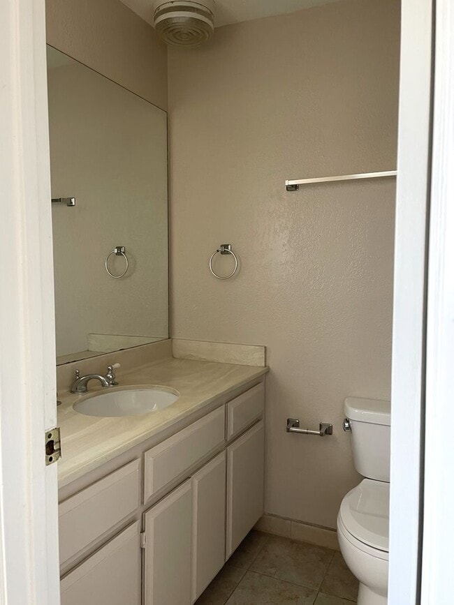 Building Photo - Open and Spacious 2 Bedroom, 1 Bathroom Apartment in San Pedro