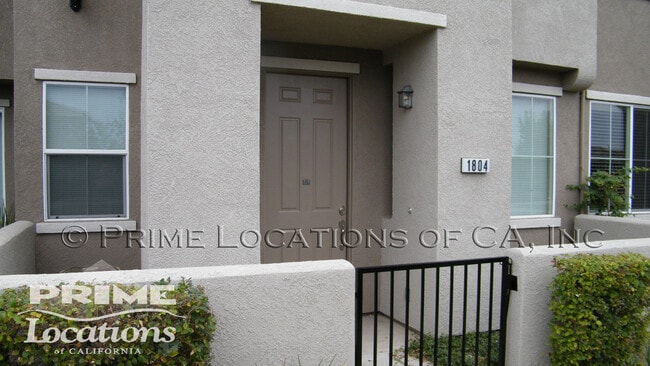 Building Photo - Beautifully appointed townhome