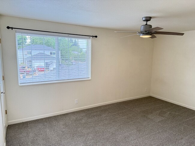 Building Photo - Updated 3-bedroom 1.5 bath duplex in Eugene!