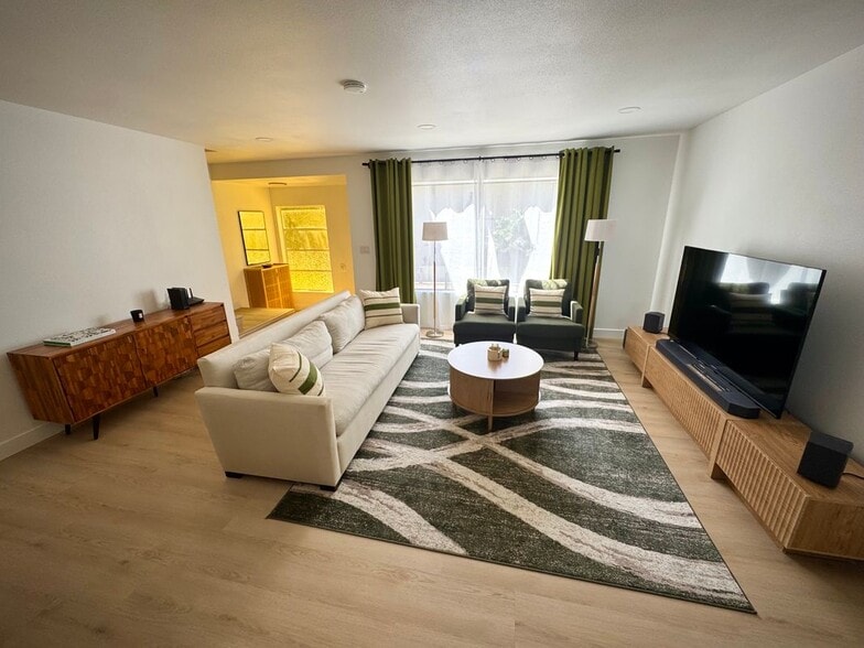 Building Photo - 400 S Flower St