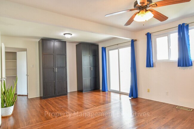 Building Photo - 3 Bedroom, 2 Bath House with Large Backyard