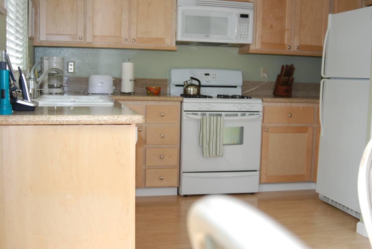 Beautiful kitchen. Dishwasher, built in microwave oven and gas stove - 419 Sailfish Dr