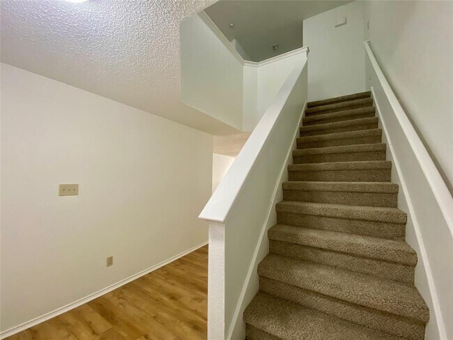 Building Photo - 8607 Cretys Cove