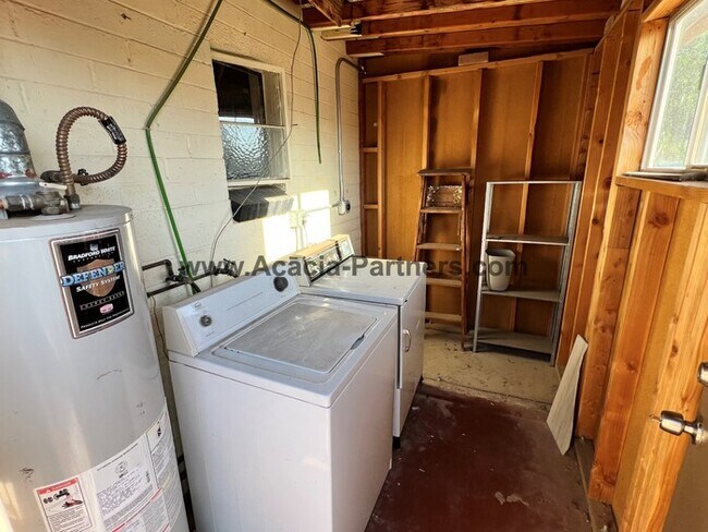 Building Photo - Centrall Located Two Bedroom Home