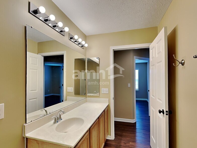 Building Photo - 515 Indian Lake Dr