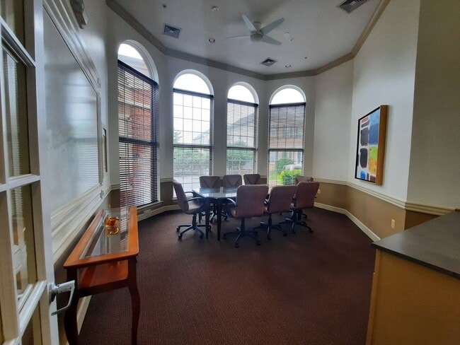 Building Photo - 1BR Condo in Upscale Highview. Enjoy Resor...