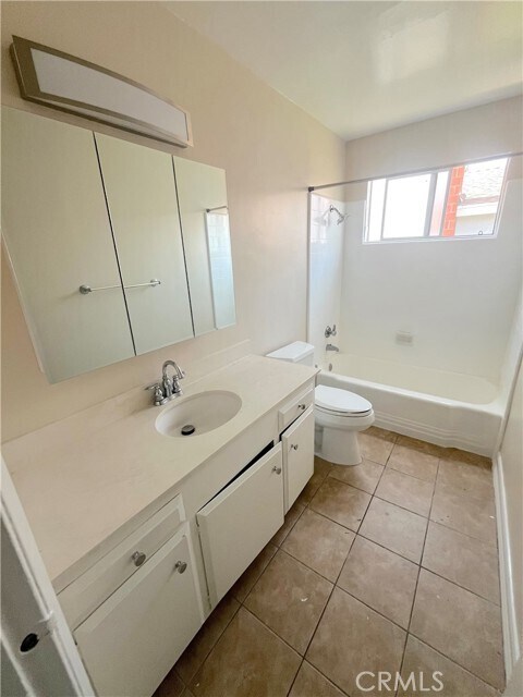 Building Photo - 931 W 19th St