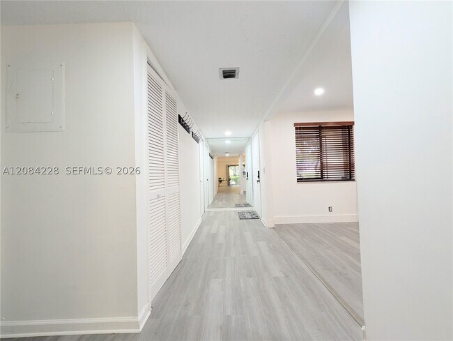 Building Photo - 310 Lakeview Dr