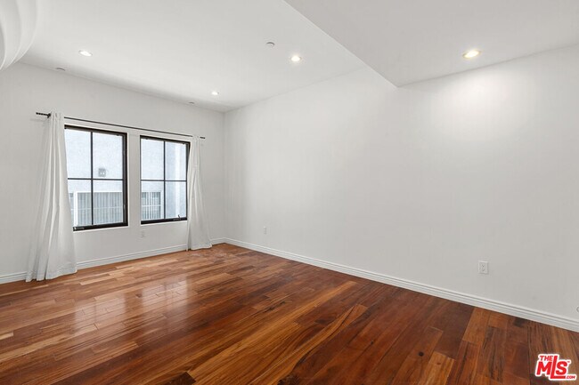 Building Photo - 744 N Alfred St