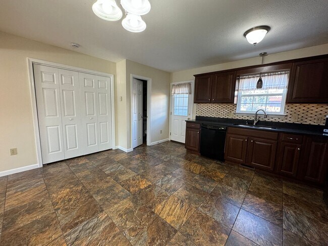 Building Photo - Immaculate Stonewall Heights Townhome!
