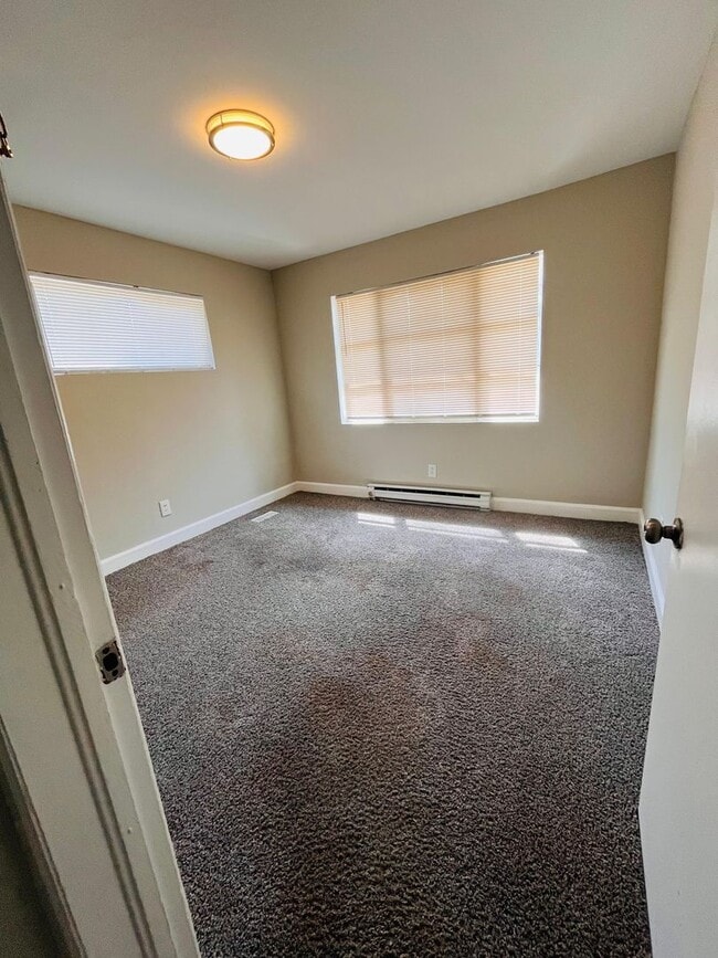 Building Photo - three bedroom duplex with ALL utilities included