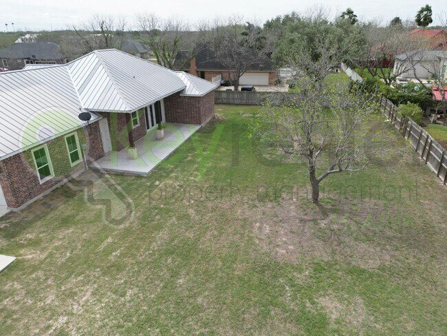 Building Photo - Gorgeous 4 bed/4 bath home, now available ...