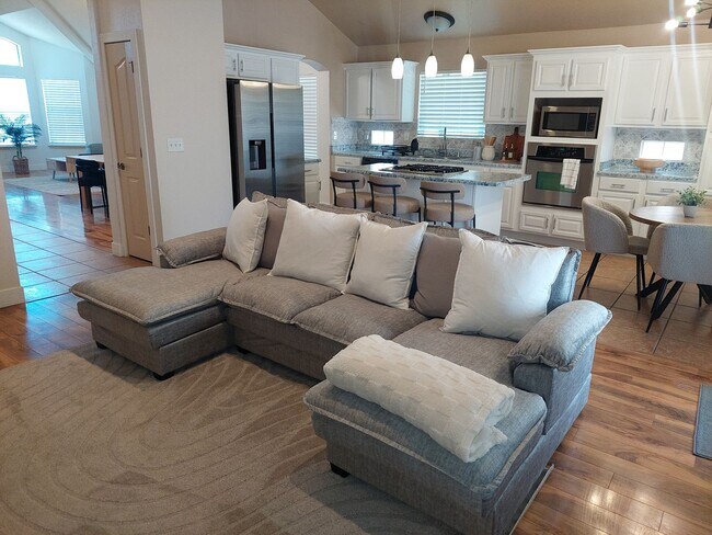 Building Photo - 4 BEDROOM 2 BATHROOM HOME 3 CAR GARAGE HOM...