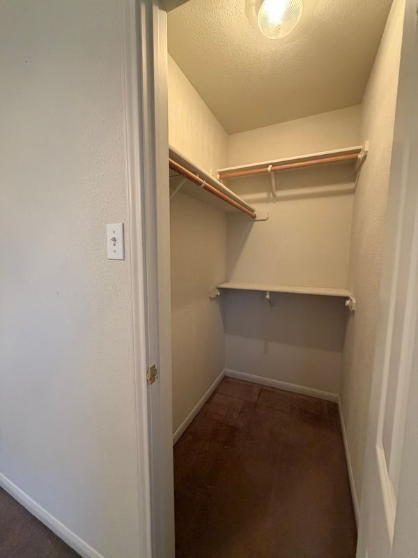 Building Photo - 715 Lakeview Dr