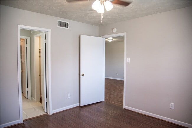 Building Photo - 1902 Woodsman Dr