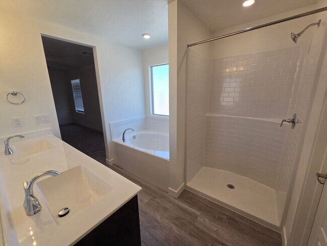 Building Photo - 1471 E White Desert Dr