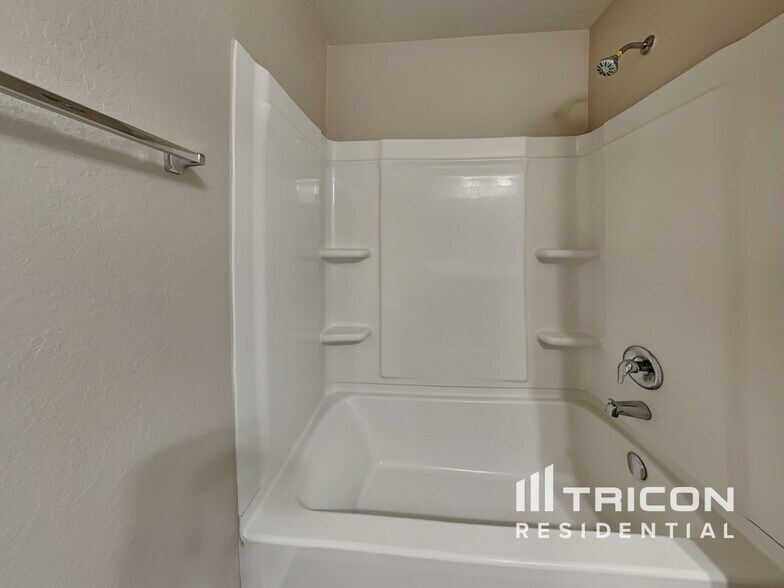 Building Photo - 9802 Marbach Brk