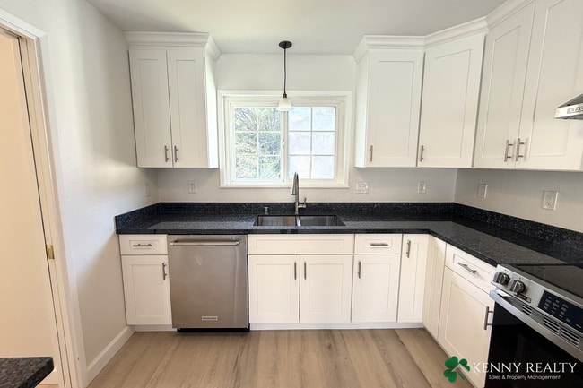 Building Photo - Spacious Remodeled 3 BD/2 BA Home, 2 Bonus Rooms & Large Backyard