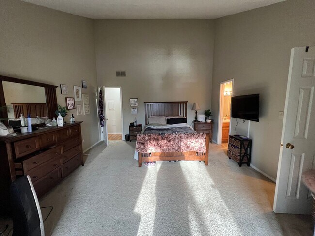 Building Photo - 2 Bedroom, 2 Bath by Mall Available Now!  $1,500 monthly