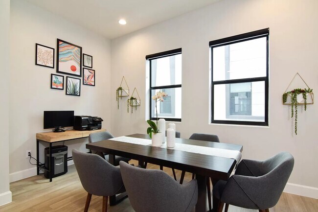 Building Photo - 1332 W Gray St