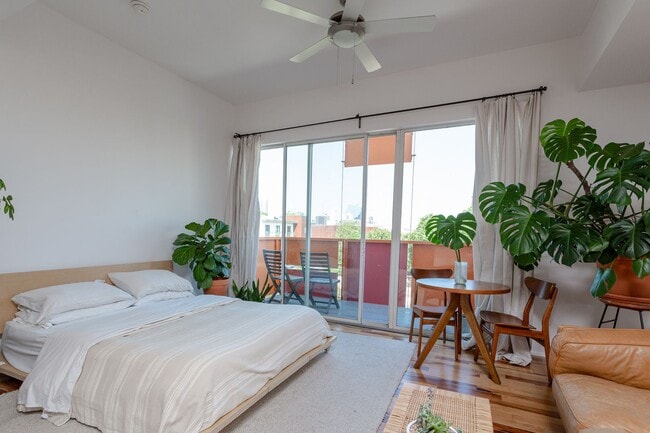Building Photo - Cozy 1/BR 1/BA with Private Balcony & Mode...