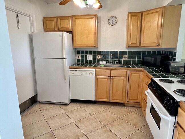 Building Photo - 3000 N Palm Aire Dr