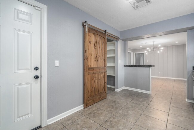 Building Photo - 4915 Hialeah Dr